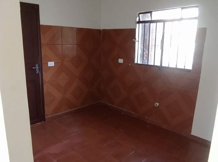 CASA DE ALVENARIA AOS FUNDOS NO CENTRO